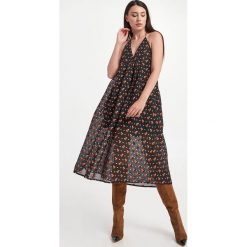 Sukienka Kada CUSTOMMADE. Sukienki damskie Custommade, bez wzorów, bez ramiączek. W wyprzedaży za 938.07 zł.