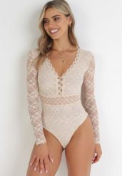 Beżowe Koronkowe Body z Długimi Rękawami i Ozdobnym Dekoltem Nefunia. Brązowe body i gorsety Born2be, bez wzorów, z koronki. Za 79.99 zł.