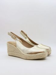 Bellucci Sandały w kolorze złotym na koturnie rozmiar: 40. Żółte sandały damskie Bellucci, bez wzorów, z otwartym noskiem, bez obcasa, na koturnie, bez zapięcia. Za 104.99 zł.