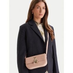 Torebka Patrizia Pepe. Czerwone listonoszki damskie Patrizia Pepe, bez wzorów, bez dodatków. Za 821.99 zł.