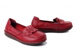 ARTIKER RELAKS 58C1505 red, półbuty damskie. Czerwone półbuty damskie Artiker Relaks, bez wzorów, ze skóry, bez obcasa, bez zapięcia. Za 194.90 zł.