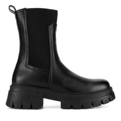 Botki DeeZee. Czarne botki damskie DeeZee, bez obcasa, na słupku, bez zapięcia. Za 179.99 zł.
