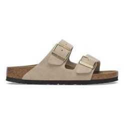 Klapki damskie BIRKENSTOCK Arizona LEVE Sandcastle. Brązowe klapki damskie Birkenstock, bez wzorów, bez obcasa, bez zapięcia. Za 369.99 zł.