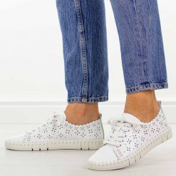Białe ażurowe skórzane półbuty damskie Filippo Dp7631/26. Białe półbuty damskie Filippo, na lato, w ażurowe wzory, z jeansu, z okrągłym noskiem, bez obcasa, na płaskiej podeszwie, bez zapięcia. W wyprzedaży za 197.10 zł.