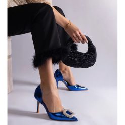 Niebieskie szpilki zdobione cyrkoniami. Niebieskie szpilki damskie z aplikacjami, ze skóry ekologicznej, bez obcasa, na szpilce, bez zapięcia. Za 78.89 zł.