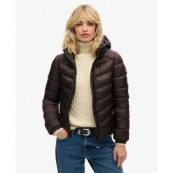 Damska kurtka z kapturem Superdry Fuji. Brązowe kurtki damskie Superdry, bez wzorów, z puchu, z kapturem. Za 425.50 zł.