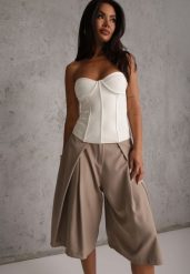 Beżowe Szerokie Szorty Eleganckie Bermudy High Waist z Zaszewkami w Talii Choniala. Brązowe szorty damskie Renee, bez wzorów, z podwyższonym stanem. Za 119.99 zł.