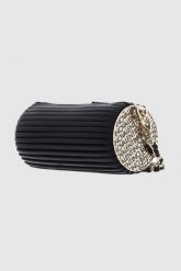 VALENTINO Mała czarna torebka Frozen Pochette. Czarne torebki klasyczne damskie Valentino by Mario Valentino, małe, bez dodatków. W wyprzedaży za 369.99 zł.