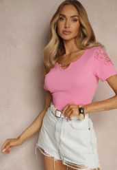 Fuksjowy T-shirt z Bawełny Ozdobiony Koronką i Łańcuszkiem Liravee. Czerwone t-shirty damskie Renee, l, bez wzorów, z bawełny, bez kołnierzyka. Za 39.99 zł.