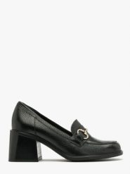 Czarne mokasyny z platynową ozdobą na cholewce. Czarne mokasyny damskie Ryłko, ze skóry, z okrągłym noskiem, bez obcasa. W wyprzedaży za 299.99 zł.