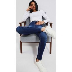 Jeansy push up z przetarciami na udach granatowe. Niebieskie jeansy damskie MOODO, bez wzorów, z bawełny. W wyprzedaży za 41.99 zł.