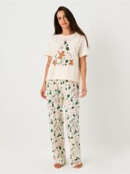 Świąteczna piżama dwuczęściowa z nadrukiem gałązek i piernikowego ludzika - kremowy. Białe piżamy damskie Sinsay, bez wzorów, bez ramiączek. Za 49.99 zł.