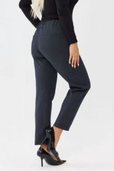Granatowe spodnie Liora - elegancja i komfort w jednym PLUS SIZE XXL OVERSIZE JESIEŃ. Niebieskie spodnie materiałowe damskie Moda Size Plus Iwanek, bez wzorów, z poliesteru, krótkie. Za 199.90 zł.