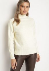 Jasnobeżowy Sweter Golf z Ozdobnym Tłoczeniem Zakończony Ściągaczem Melodiea. Brązowe golfy damskie Born2be, bez wzorów, bez ramiączek. Za 89.99 zł.
