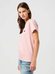 DAMSKA KOSZULKA WRANGLER REGULAR TEE SILVER PINK 112362576. Różowe koszulki damskie Wrangler, s, bez wzorów, bez kołnierzyka, bez ramiączek. Za 69.99 zł.