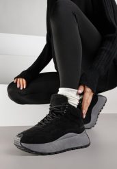 Czarne Sneakersy Śniegowce Vices na Grubej Podeszwie Ozdobione Futerkiem i Napisem Nelinena. Czarne obuwie sportowe damskie Born2be, z futra, bez zapięcia, na golfa. Za 109.99 zł.