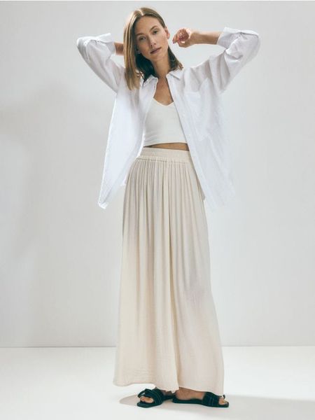 Koszula oversize z wiskozą - biały. Białe koszule damskie Reserved, l, bez wzorów, z dzianiny, bez kołnierzyka, bez ramiączek. W wyprzedaży za 49.99 zł.