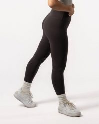 Damskie legginsy 7/8 na jogę i pilates, bez przedniego szwu – czekoladowy. Brązowe legginsy damskie AESTHETIC WOLF, s, bez wzorów, z dzianiny. Za 149.99 zł.