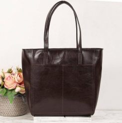 Skórzana czekoladowa torebka DAN-A T395. Brązowe torebki klasyczne damskie DAN-A, ze skóry, bez dodatków. Za 399.99 zł.