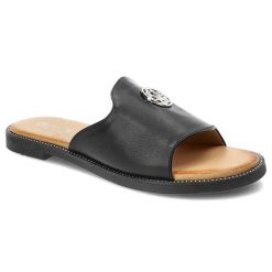 Czarne Klapki Filippo Wygodne Buty Damskie. Czarne klapki damskie Filippo, z aplikacjami, ze skóry ekologicznej, bez obcasa, bez zapięcia. Za 135.00 zł.