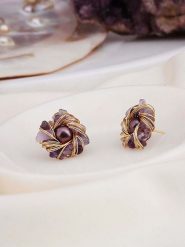 Pierres de Jade Pozłacane kolczyki-wkrętki z perłami i ametystami rozmiar: onesize. Różowe kolczyki damskie Pierres de Jade, z ametystem, pozłacane. Za 56.99 zł.