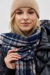 Szal w kratę granatowy. Niebieskie szaliki damskie MOODO, bez wzorów. W wyprzedaży za 15.99 zł.
