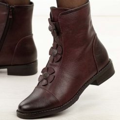 Bordowe płaskie botki damskie Jezzi Asa62-120. Czerwone botki damskie Jezzi, na jesień, z jeansu, eleganckie, z okrągłym noskiem, bez obcasa, na płaskiej podeszwie, bez zapięcia. Za 269.00 zł.