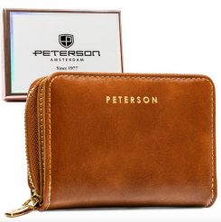 Portfel damski Peterson PTN 010-HF brązowy. Brązowe portfele damskie Peterson, bez wzorów, ze skóry ekologicznej. Za 59.99 zł.