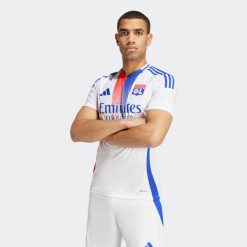 Koszulka piłkarska ADIDAS Olympique Lyonnais domowa sezon 24/25. Czerwone bluzki damskie Adidas, s, bez wzorów, bez kołnierzyka, bez ramiączek. W wyprzedaży za 279.99 zł.