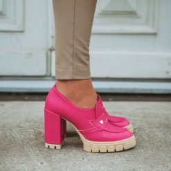 Fuksja groch Polskie mokasyny damskie na słupku, loafersy Deoni D207. Czerwone mokasyny damskie Deoni, ze skóry, bez obcasa. Za 299.00 zł.