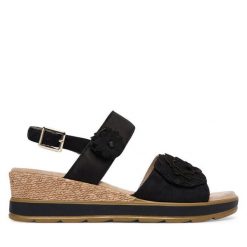 Sandały Caprice. Czarne sandały damskie Caprice, bez wzorów, bez obcasa, na koturnie, bez zapięcia. Za 339.99 zł.