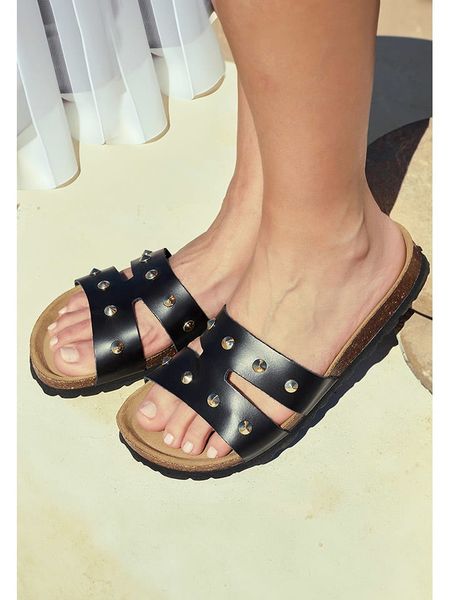 BABUNKERS Family Skórzane klapki w kolorze czarnym rozmiar: 38. Czarne klapki damskie BABUNKERS Family, bez wzorów, z otwartym noskiem, bez obcasa, bez zapięcia. Za 149.31 zł.