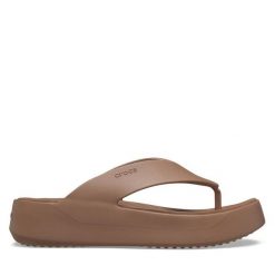 Japonki Crocs. Brązowe klapki damskie Crocs, bez wzorów, bez obcasa, bez zapięcia. Za 135.99 zł.