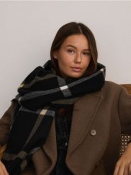 Szalik z dodatkiem wiskozy - czarny. Czarne szaliki damskie Reserved, bez wzorów, z wiskozy. W wyprzedaży za 45.99 zł.