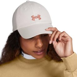 Czapka z daszkiem damska Under Armour Blitzing Adj OSFM. Białe czapki z daszkiem damskie Under Armour, bez wzorów. Za 79.00 zł.