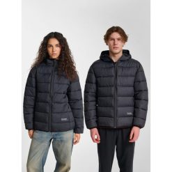 Kurtka puchowa Hummel Lightweight. Brązowe kurtki damskie Hummel, na jesień, bez wzorów, z puchu, bez kaptura. Za 343.00 zł.