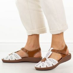 Białe skórzane sandały damskie Jezzi 9761. Białe sandały damskie Jezzi, bez wzorów, z materiału, z okrągłym noskiem, bez obcasa, na płaskiej podeszwie, bez zapięcia. Za 239.00 zł.