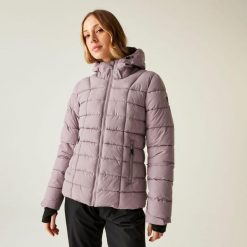 Kurtka narciarska damska z membraną Blindside Dare 2b. Fioletowe kurtki sportowe damskie Dare 2b, na zimę, bez wzorów, bez kaptura. W wyprzedaży za 699.99 zł.