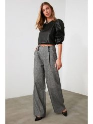 Trendyol Spodnie w kolorze czarno-białym rozmiar: 36. Białe spodnie materiałowe damskie Trendyol, bez wzorów, z materiału. Za 100.99 zł.