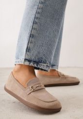 Ciemnobeżowe Mokasyny Barefoot z Metaliczną Klamrą Jamal. Brązowe mokasyny damskie Renee, z dzianiny, bez obcasa. Za 119.99 zł.