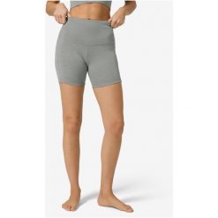 Szorty damskie SUPER.NATURAL W Liquid Flow Shorts. Szare spodenki sportowe damskie super.natural, m, bez wzorów, z materiału, do biegania. Za 249.99 zł.