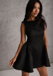 Czarna Rozkloszowana Sukienka o Eleganckim Kroju Podkreślającym Talię Aikamna. Czarne sukienki damskie Renee, bez wzorów, eleganckie, bez ramiączek. Za 199.99 zł.