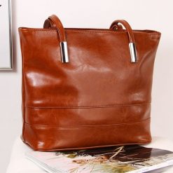 Skórzana torebka damska DAN-A T390 camel. Brązowe torebki klasyczne damskie DAN-A, ze skóry, bez dodatków. Za 299.99 zł.
