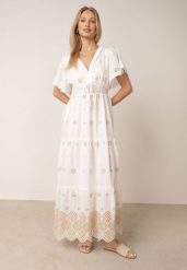 Biało-Beżowa Bawełniana Sukienka Boho Zdobiona Etno Haftem i Chwostami Metona. Białe sukienki damskie Born2be, z aplikacjami, z bawełny, boho, bez ramiączek. Za 159.99 zł.