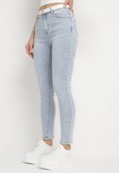 Jasnoniebieskie Jeansy z Bawełną i Efektem Push Up o Dopasowanym Kroju Flortebia. Niebieskie jeansy damskie Born2be, bez wzorów, z bawełny. Za 89.99 zł.