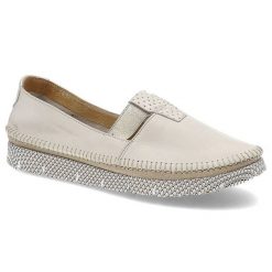 Półbuty damskie Maciejka, gładka cholewka o miękkim wykończeniu wsuwany fason bez zapięć elastyczna podeszwa, jasnobeżowe, 05432-22-00-5. Brązowe półbuty damskie Maciejka, na lato, bez wzorów, ze skóry, bez obcasa, bez zapięcia. Za 271.99 zł.