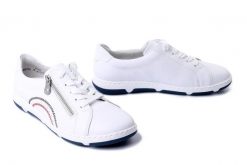 RIEKER 42424-80 white, półbuty damskie. Białe półbuty damskie Rieker, bez wzorów, bez obcasa, bez zapięcia. Za 349.90 zł.