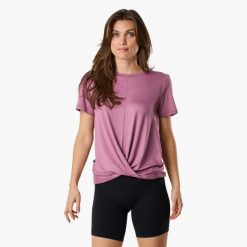 Koszulka treningowa damska Swedemount Core Wrap Soft Tee szybkoschnąca. Fioletowe bluzki damskie SWEDEMOUNT, bez wzorów, sportowe, bez kołnierzyka, bez ramiączek. W wyprzedaży za 57.00 zł.