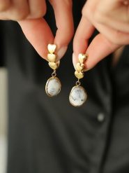 Pierres de Jade Pozłacane kolczyki-wkrętki z dendrytem rozmiar: onesize. Szare kolczyki damskie Pierres de Jade, pozłacane. Za 43.99 zł.