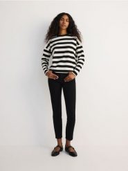 Jeansy slim push up - czarny. Czarne jeansy damskie Reserved. W wyprzedaży za 59.99 zł.